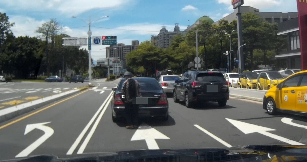▲健康派出所員警巡邏時發現一車輛拋錨路中，立即下車關心 (圖/台中市警察局 提供)