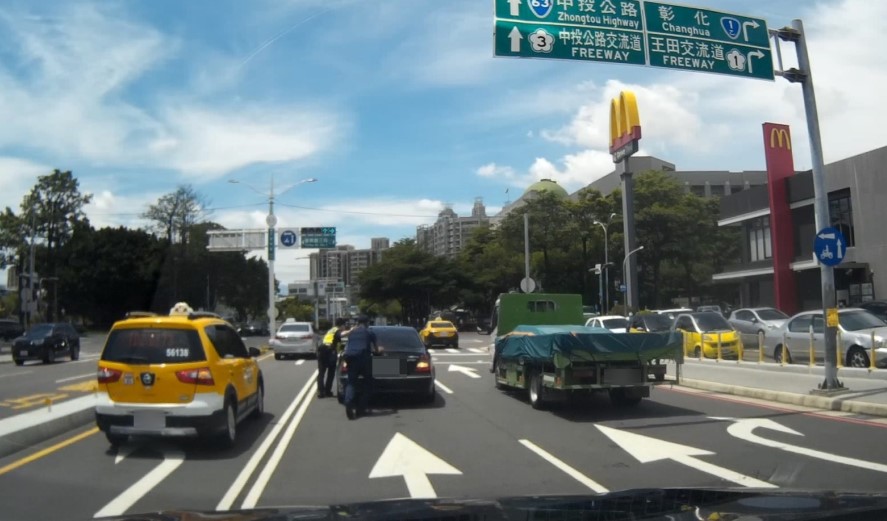 ▲員警挽起袖子，協助將車輛推行至路邊    (圖/台中市警察局 提供)