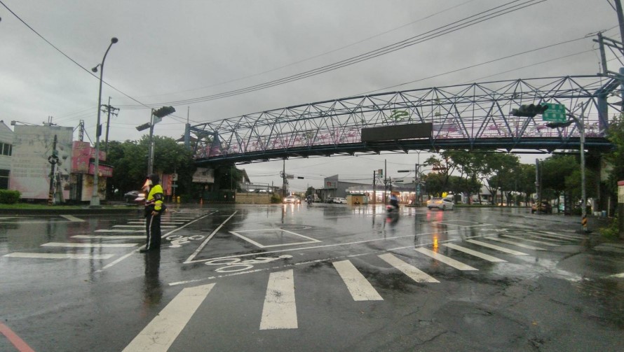 ▲路口號誌燈故障,社口派出所員警冒雨疏導車流 (圖/台中豐原分局 提供)