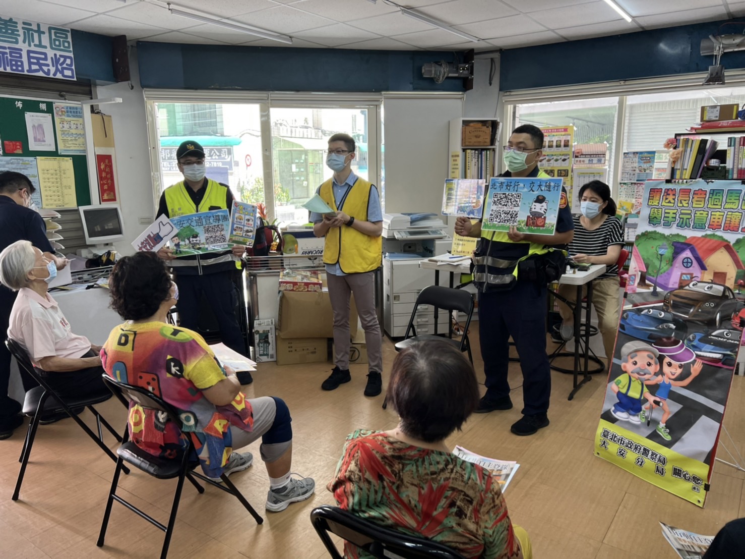 圖:圖大安分局宣導團至民暉里辦公室辦理交通安全宣導。