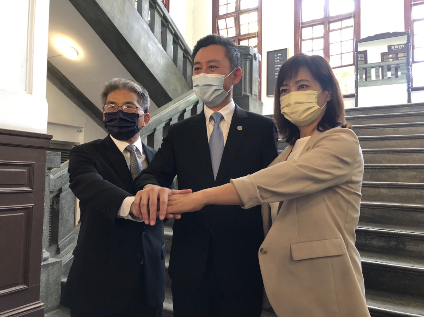 林智堅7月8日辭職 贈沈慧虹鞋祝:走進大街小巷聆聽市民聲音 40 沈慧虹副市長將卸職,林智堅市長、陳章賢秘書長出席感謝會。記者潘永鴻攝影.jpg