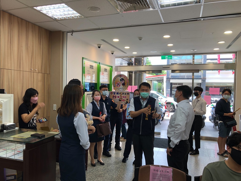 圖片說明:中市警第二分局長陳家銘(中),自上任以來,不斷親自拜訪金融、保全、超商、保險等業者宣導最新詐騙手法,阻詐成效卓著,守護民眾荷包不遺餘力。(記者謝榮浤翻攝)