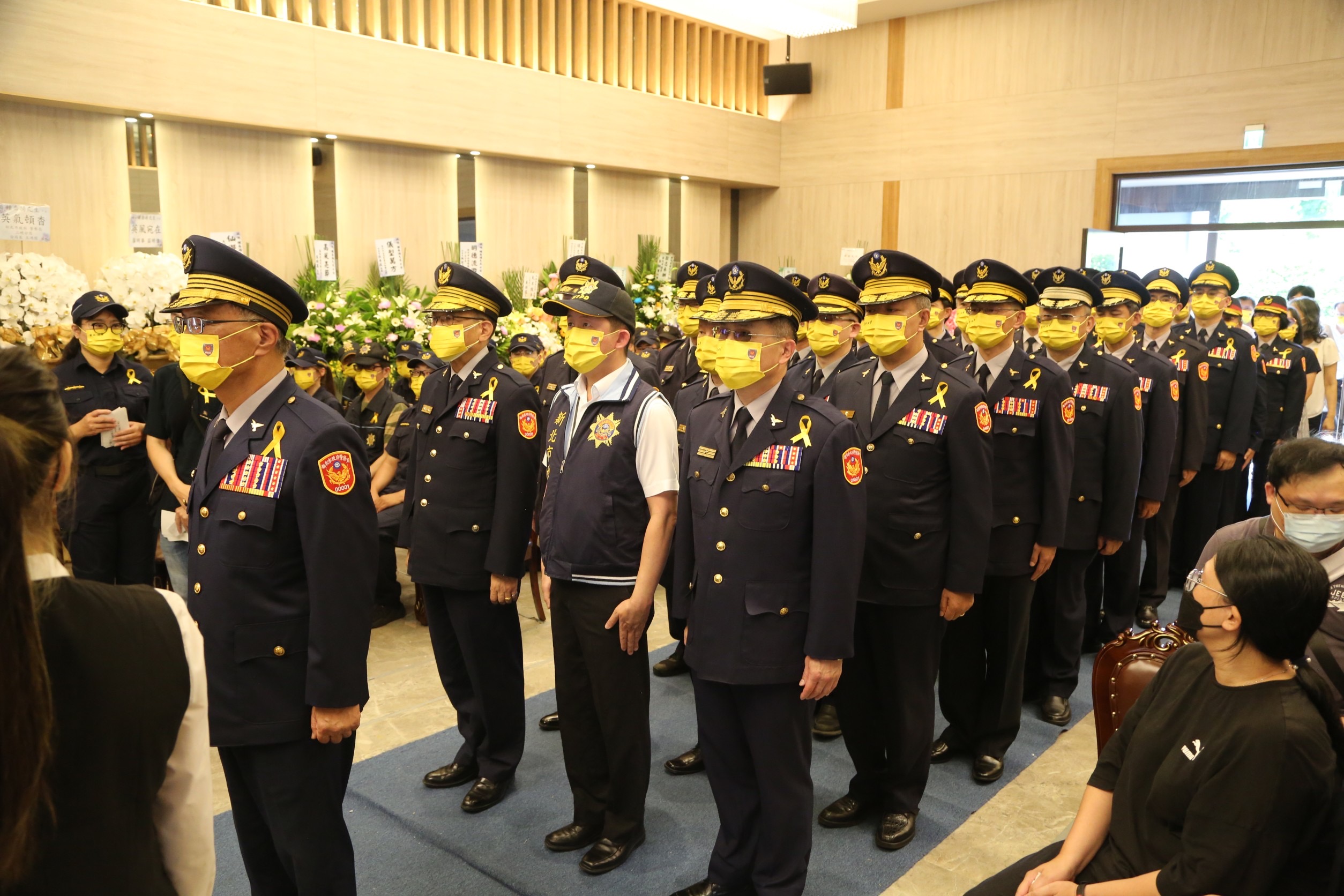 圖片說明:新北市政府警察局局長黃宗仁悲痛不捨同仁英年早逝,特率所屬分局分局長(副分局長)、大隊長(副大隊長)、隊長(副隊長)等一級主管到場悼念並慰問家屬。(記者戴昱弘翻攝)