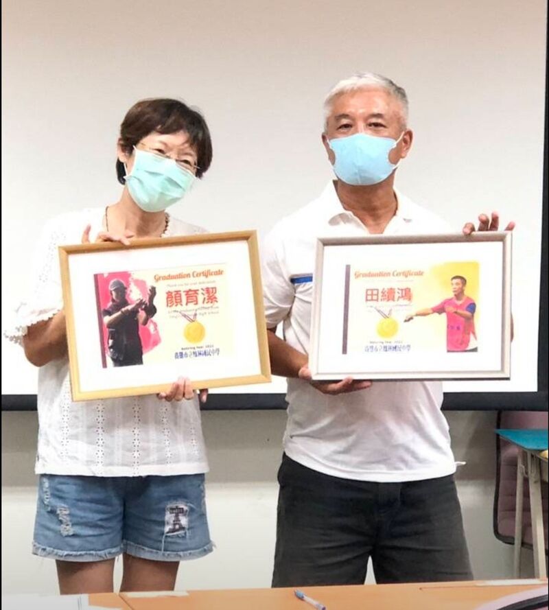 漾新聞|奉獻高雄最南端國中30年 「零5C」教師夫婦榮退獲頒「畢業證書」