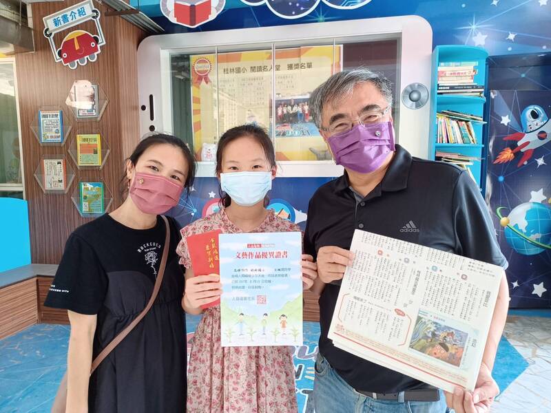 漾新聞|王姵閔允文允武還擅寫作 學期末獲校長頒獎「遲來的獎勵」