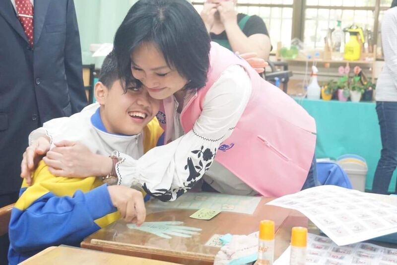 漾新聞|「海水退潮就知誰沒穿褲子游泳」柯志恩籲遠距教學自主學習應借鏡日本新加坡