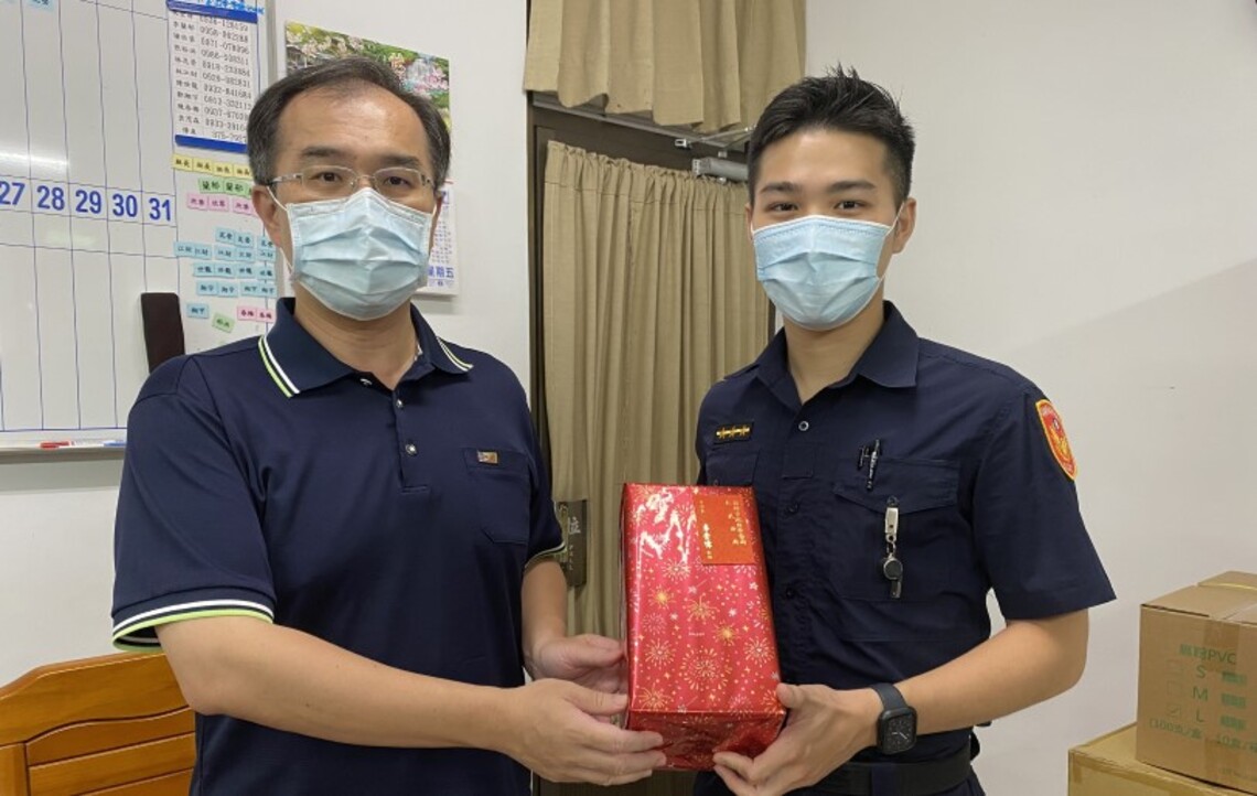 澄觀警勇奪警大二技   放榜張貼紅榜祝賀