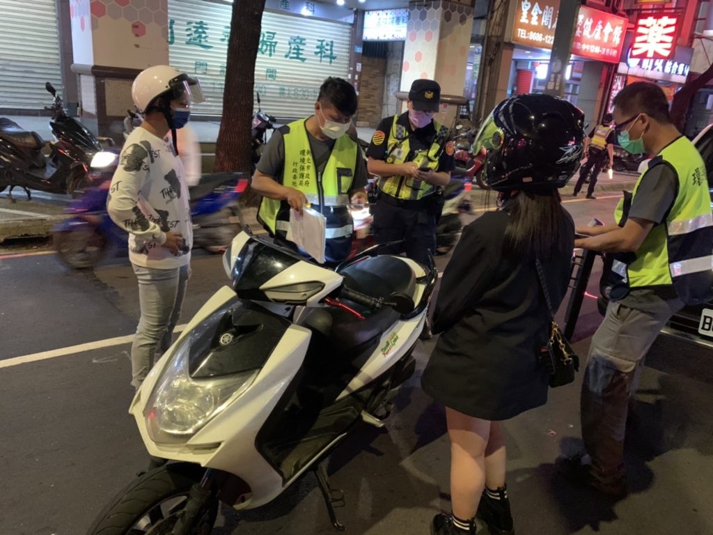 樹林警方連手新北市政府環保局在夜間時段在中華路執行噪音、改裝車輛稽查