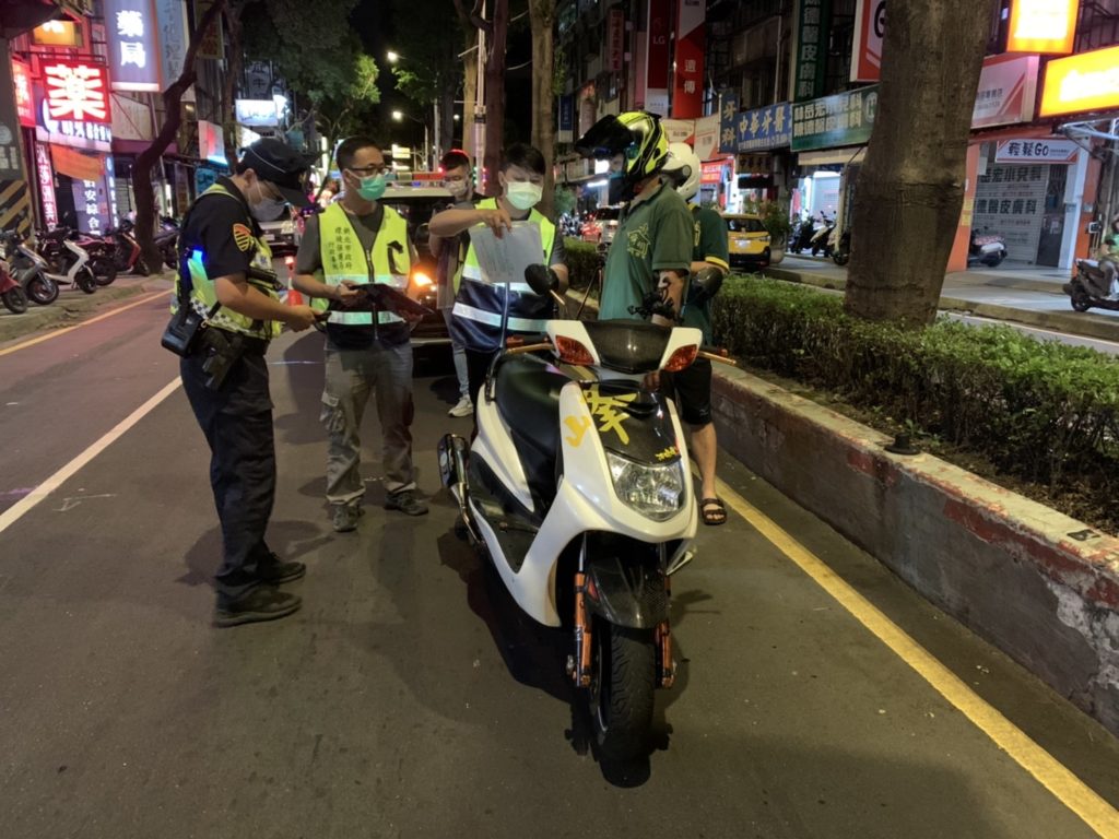樹林警方連手新北市政府環保局在夜間時段在中華路執行噪音、改裝車輛稽查