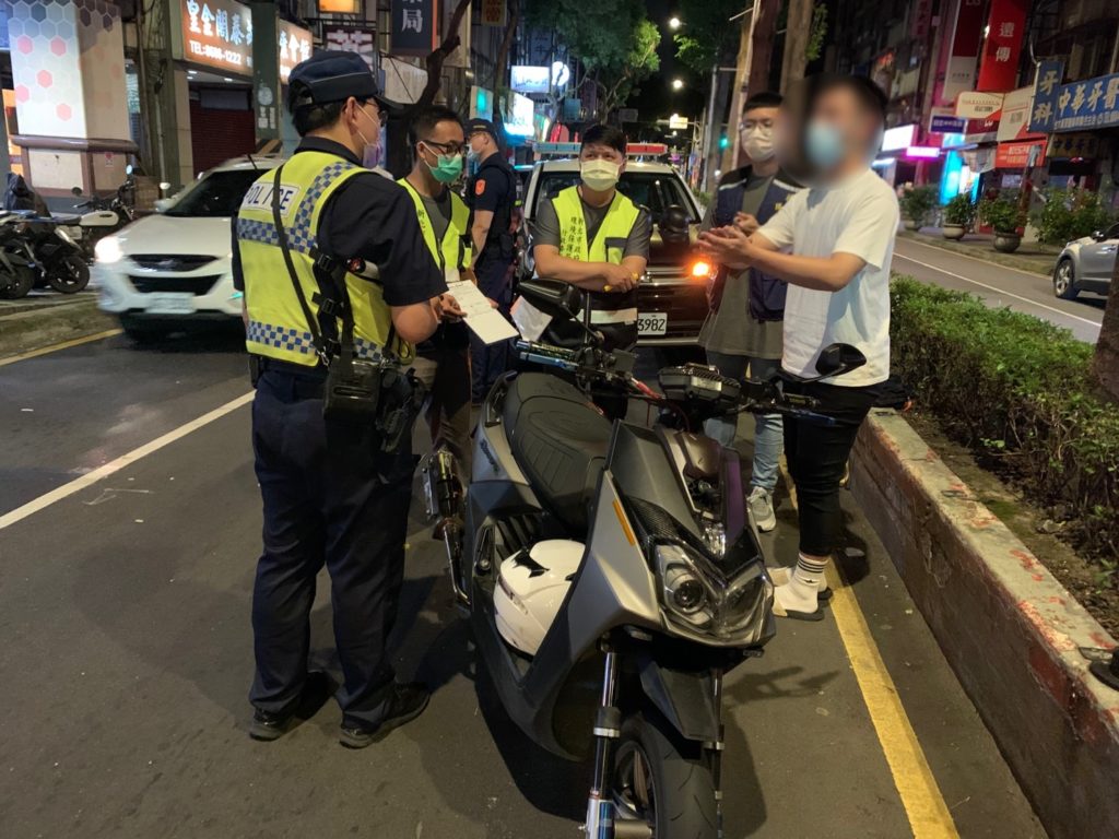 樹林警方連手新北市政府環保局在夜間時段在中華路執行噪音、改裝車輛稽查