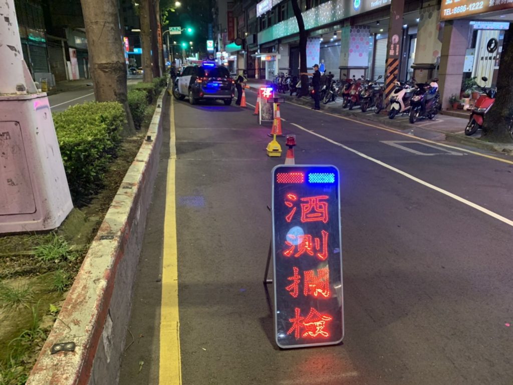 樹林警方連手新北市政府環保局在夜間時段在中華路執行噪音、改裝車輛稽查