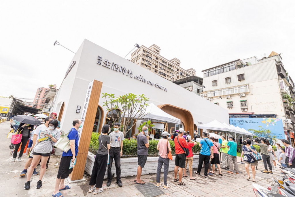 誠品生活時光板橋三民店今起試營運,開店前已吸引民眾大排長龍,開幕一小時即湧入近千位社區居民。
