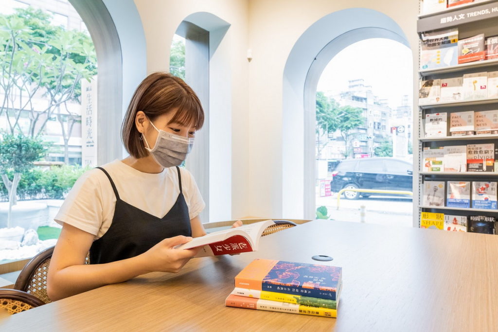 誠品生活時光板橋三民店室內挑高設計,規劃窗邊閱讀區供讀者靜心閱讀。