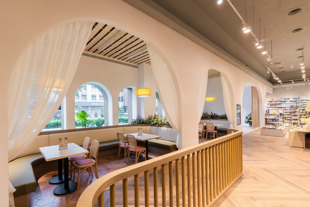 誠品生活時光板橋三民店規劃度假感餐飲空間TEA ROOM,其中半開放式包廂座位有大面窗戶望向庭院。