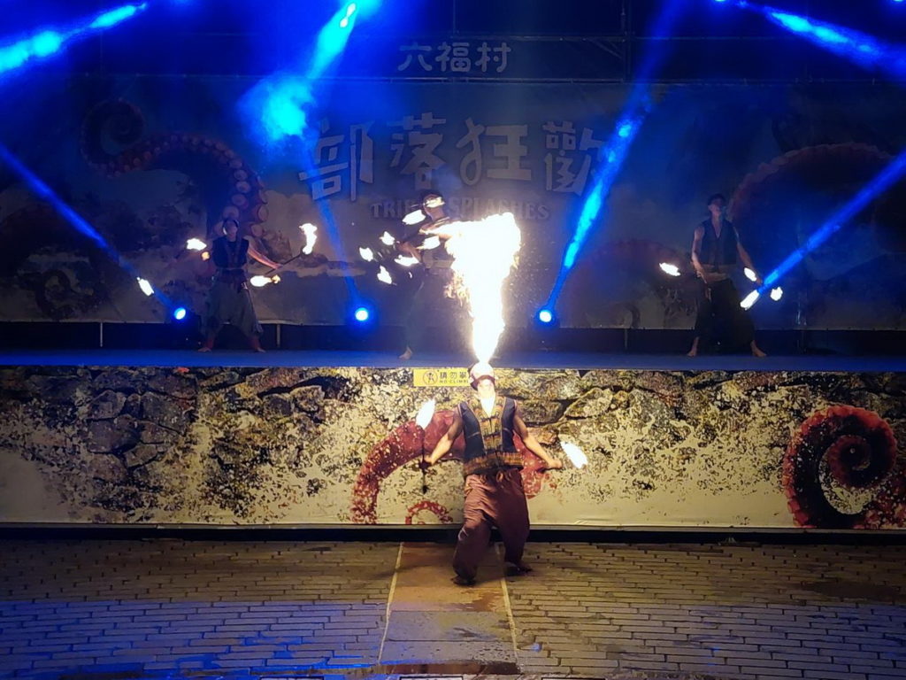 夜間加碼火舞秀,令人嘖嘖稱奇