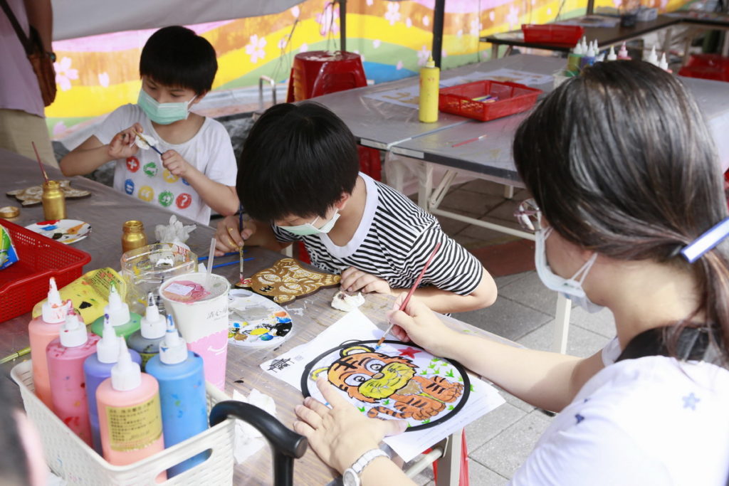 親子檔對現場的工藝DIY保持高度興趣
