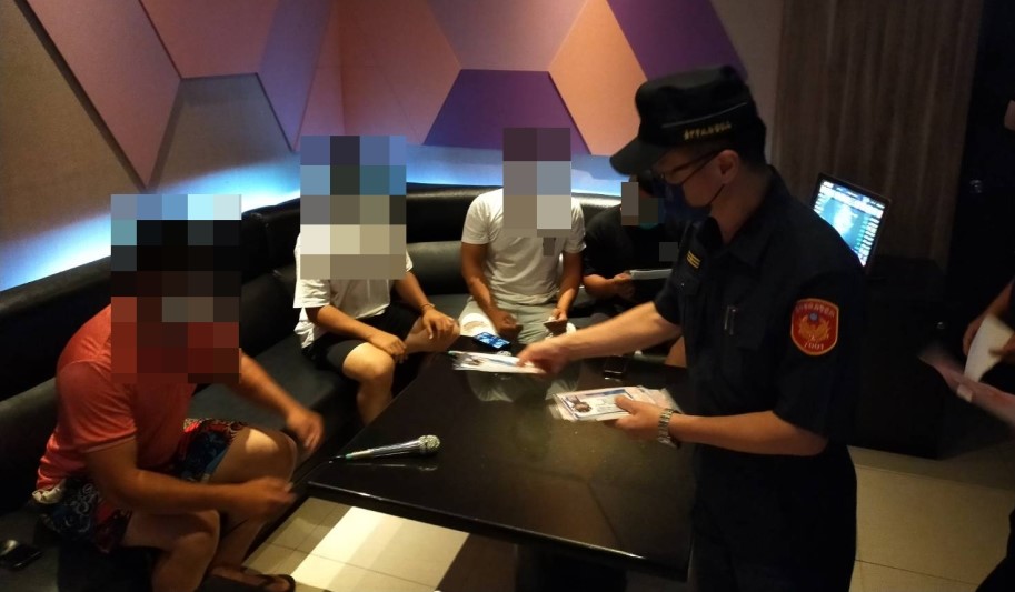 ▲豐原警分局長劉安杰到KTV宣導預防犯罪並發送口罩 (圖/台中豐原分局 提供)