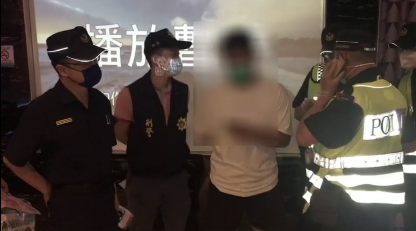 ▲豐原警發送宣導口罩時,查獲詐欺通緝犯 (圖/台中豐原分局 提供)