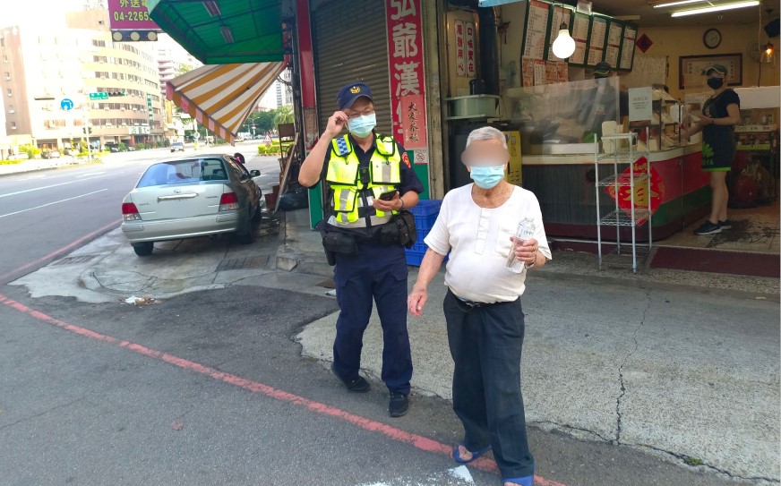 ▲9旬老翁天沒亮就出門散步，天亮後卻走到迷路 (圖/台中市警察局 提供)