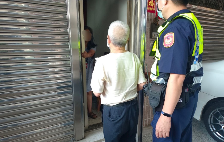 ▲見公公被警方護送回來，媳婦也好意外   (圖/台中市警察局 提供)