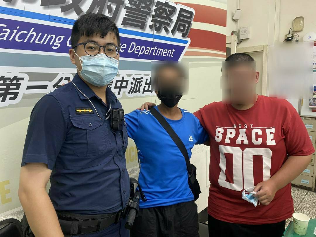 ▲警員謝佳修眼尖發現元男去年也曾迷路街頭，請水里員警幫忙聯繫上家屬到台中 (圖/台中市警察局 提供)