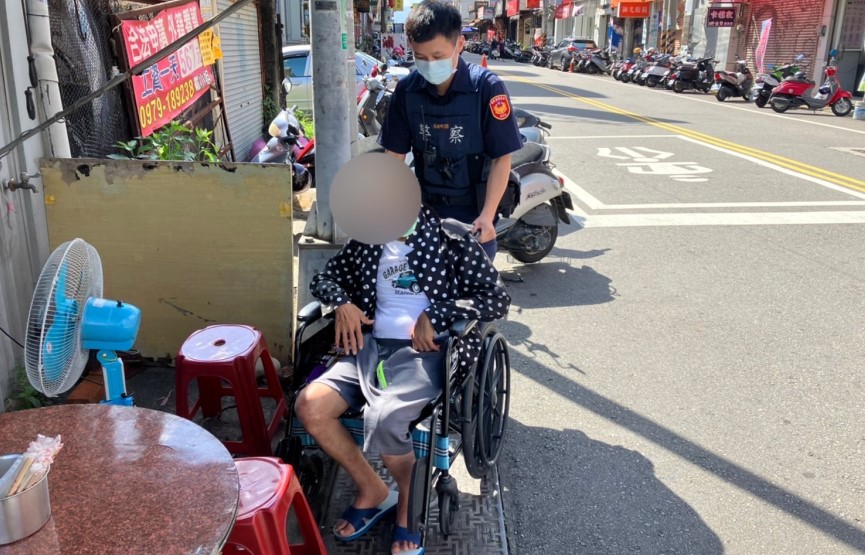 ▲艷陽下林男呆坐輪椅上,員警獲報後趕至現場關心 (圖/苗栗縣警察局 提供)