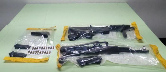 高雄楠梓自小客車撞樹遺留子彈 警方查獲AK47等長、短槍3把