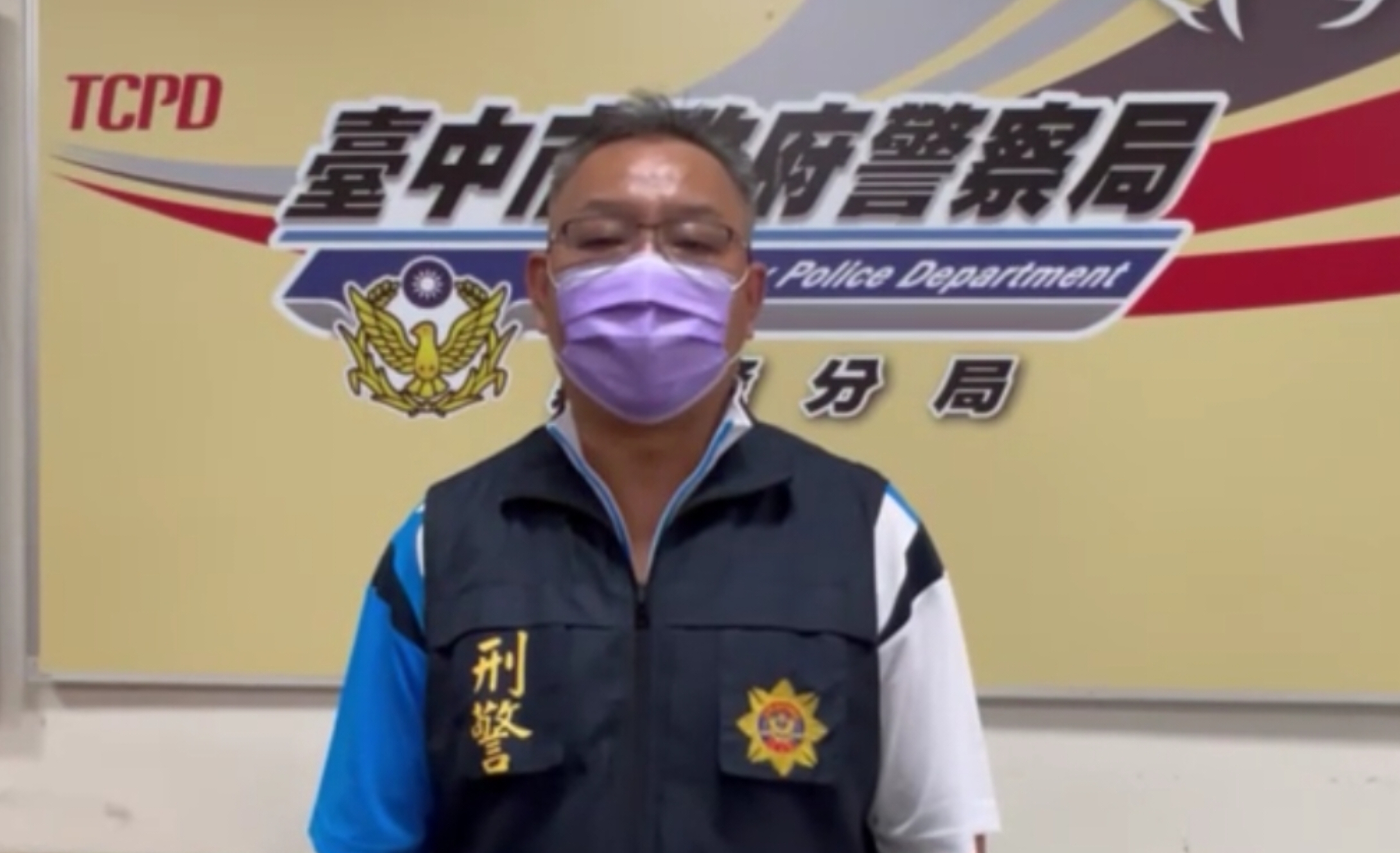 圖片說明:霧峰分局說明此次專案,員警破獲職業賭場並查獲亡命通緝犯,彰顯警方強勢執法決心。(記者謝榮浤翻攝)