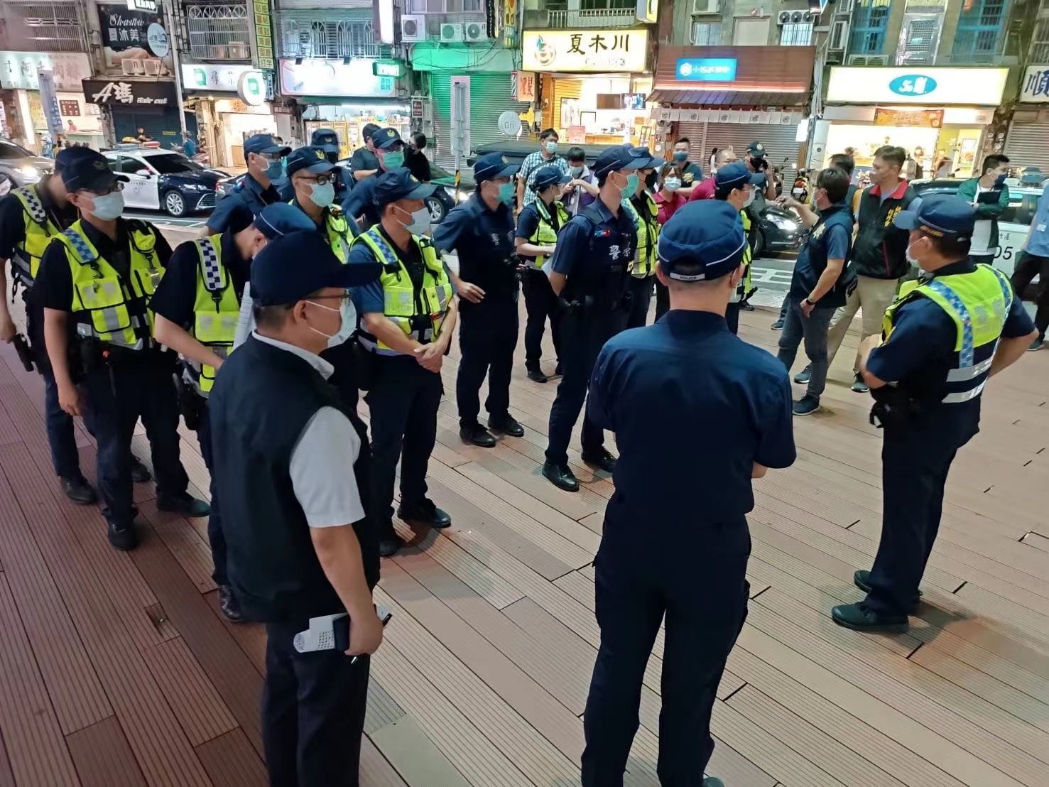 圖片說明：青春專案啟動首日，蘆竹分局聯合稽查嚴防少年涉不法。(記者吳萍翻攝）