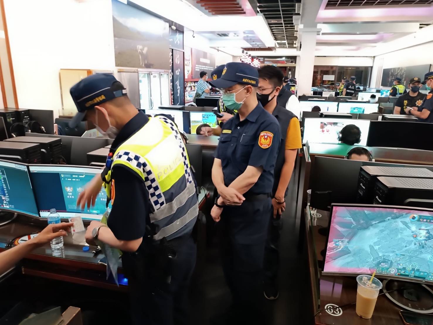圖片說明：蘆竹分局結合市警局少年警察隊及桃園市府各局處組成聯合稽查小組加強取締。（記者吳萍翻攝）