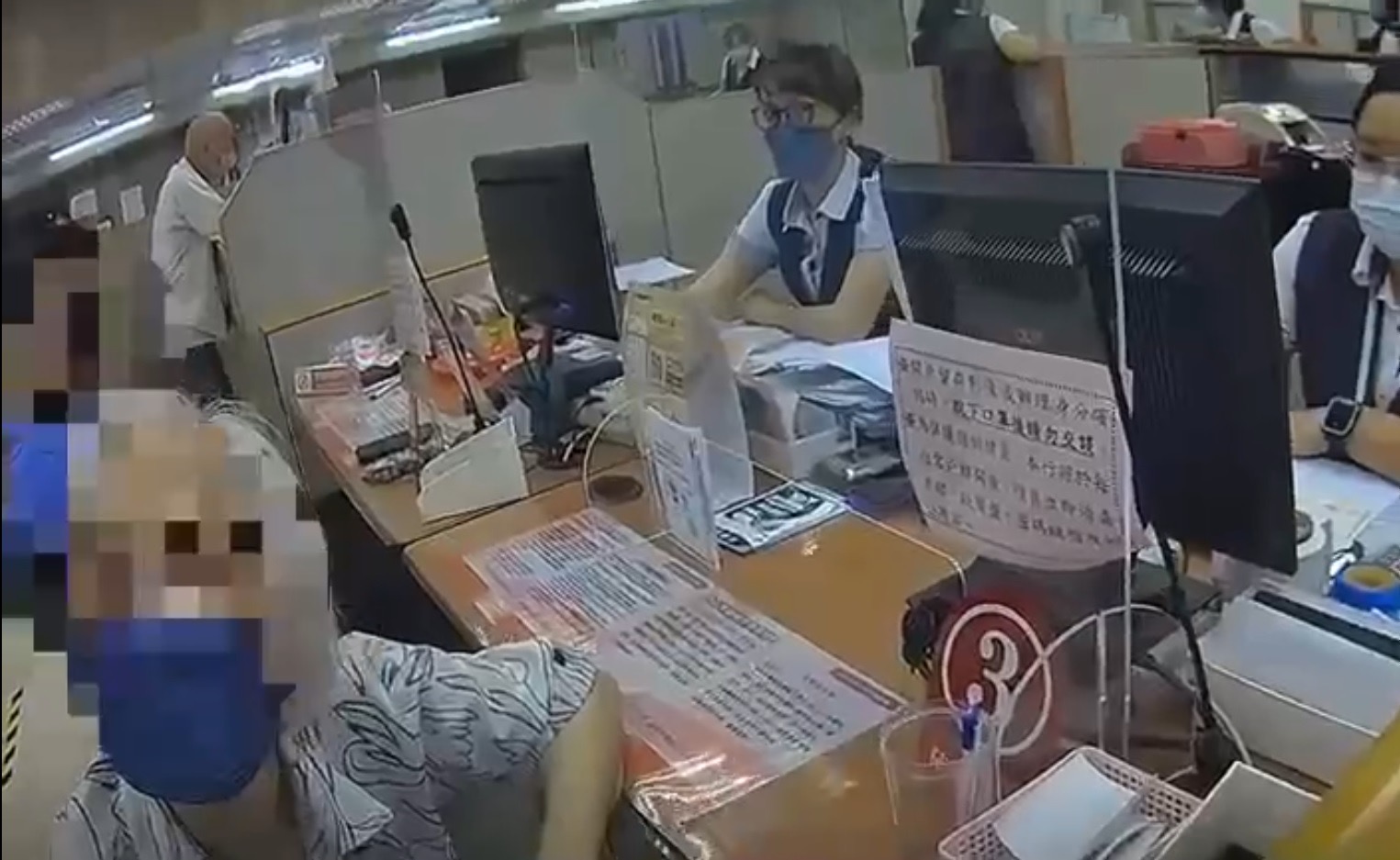 圖片說明:汐止警接獲華南銀行汐止分行行員通報有名婦人急於欲匯款54萬裝潢房子,疑似被騙。(記者徐煜勝翻攝)