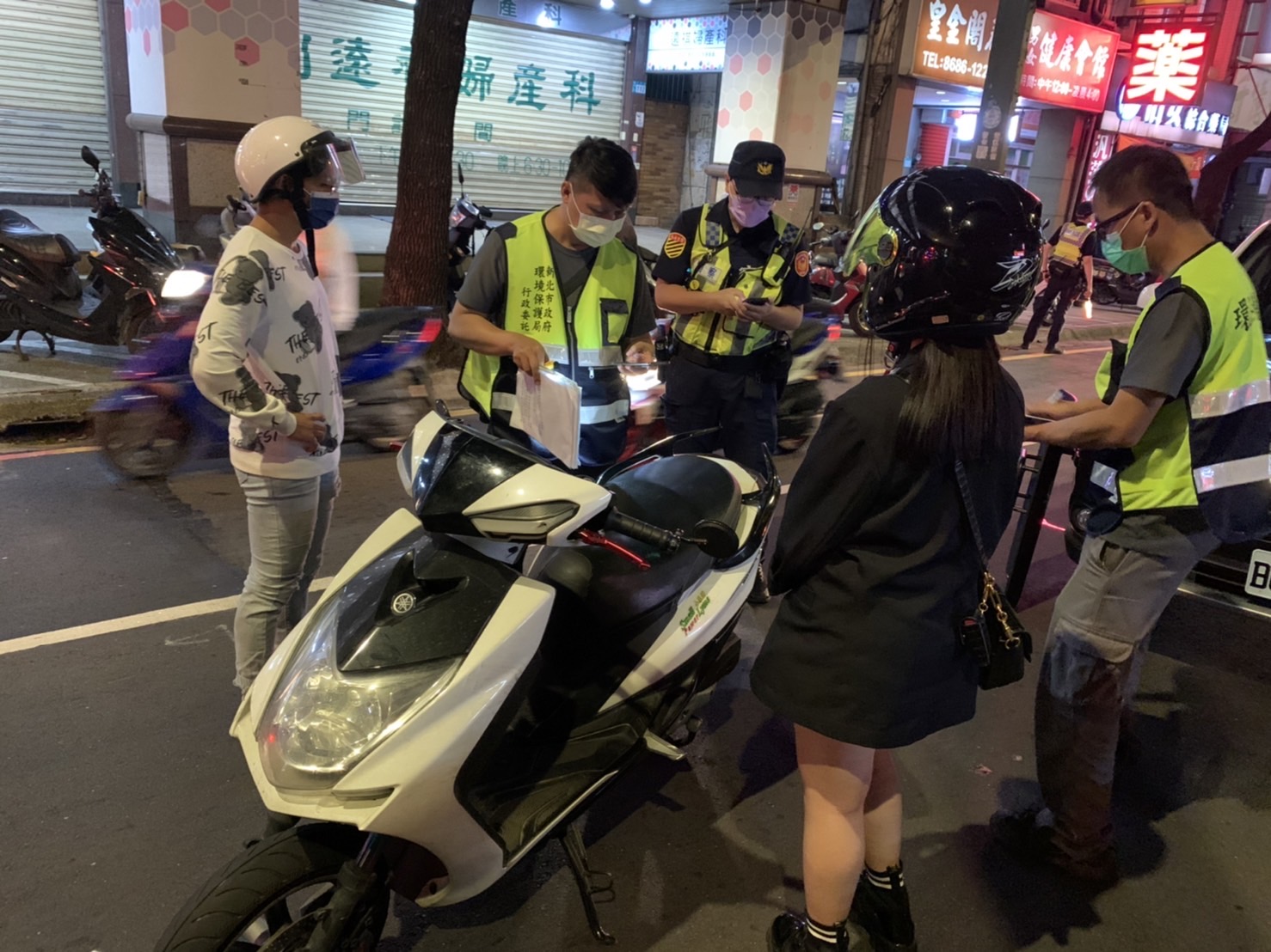圖片說明:樹林警連手新北市政府環保局在夜間時段在中華路執行噪音、改裝車輛稽查。(記者徐煜勝翻攝)