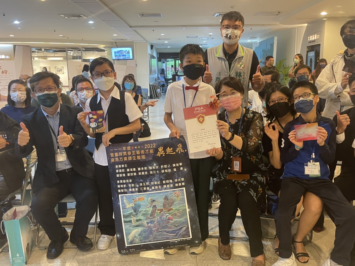 圖片說明：張廖萬堅委員今日特別出席這12名孩子的藝術展覽，就是希望透過一名城市大家長的關注，讓他們的才華、作品被外界看到與肯定。（記者江雁武翻攝）