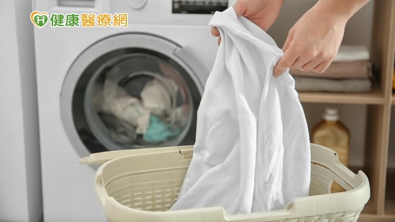 擔心猴痘「衣物傳染」?羅一鈞:衣服「這樣洗」才有效