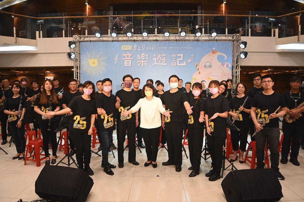 市長與嘉義市管樂團合照