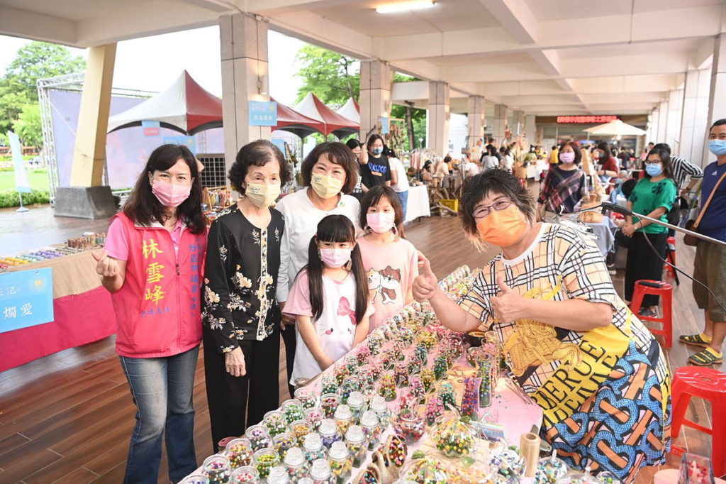 市長與市集攤商合照