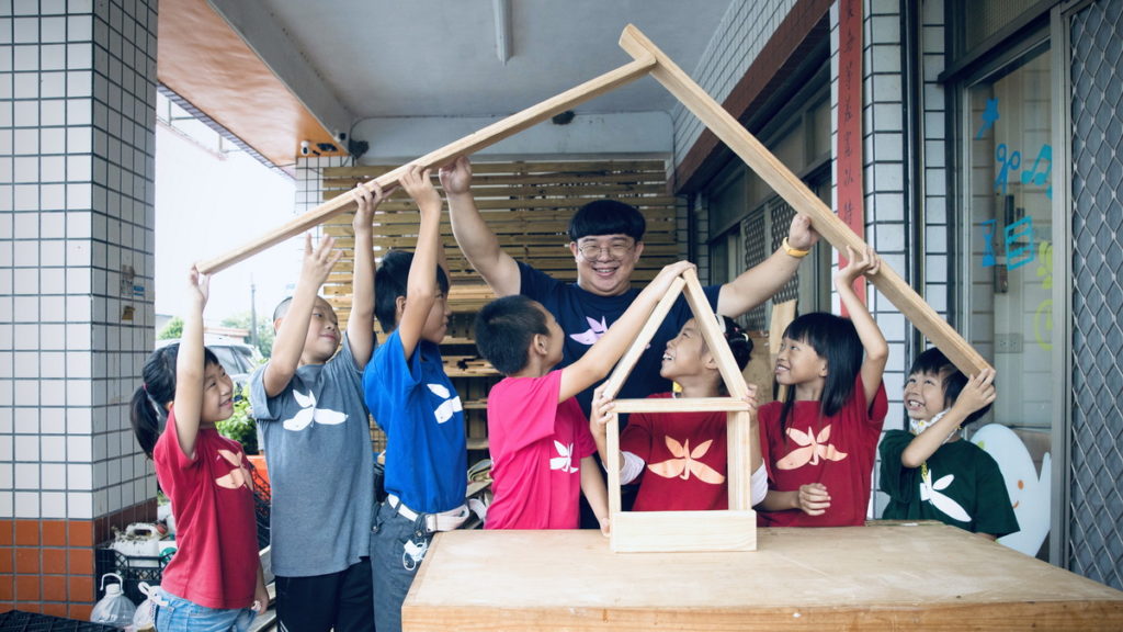 得主黃仁祈與耕水小子的孩子們學習做木工