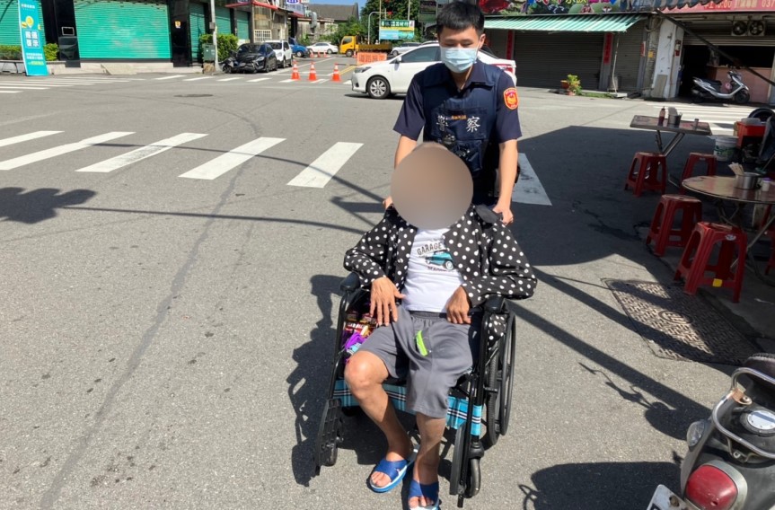 ▲林男因血醣過低暈眩才呆坐輪椅上,員警協助將林男推回醫院予家人照護 (圖/苗栗縣警察局 提供)