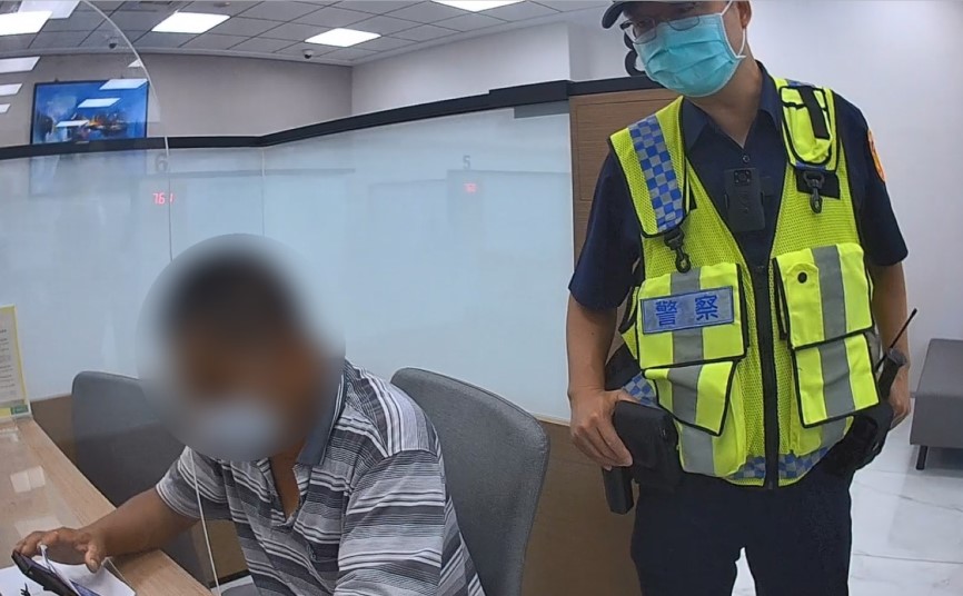 ▲劉男加入投顧群組,欲匯款至指定帳戶「炒飆股」,員警獲報急攔阻 (圖/台中市警察局 提供)