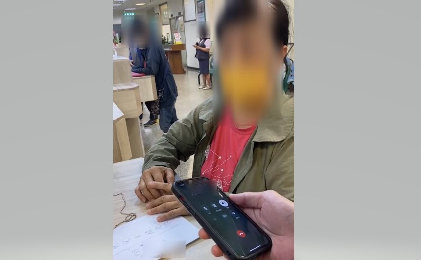 ▲員警當場打電話給周蔡女士兒子，戳破兒子遭綁架騙局 (圖/台中豐原分局 提供)