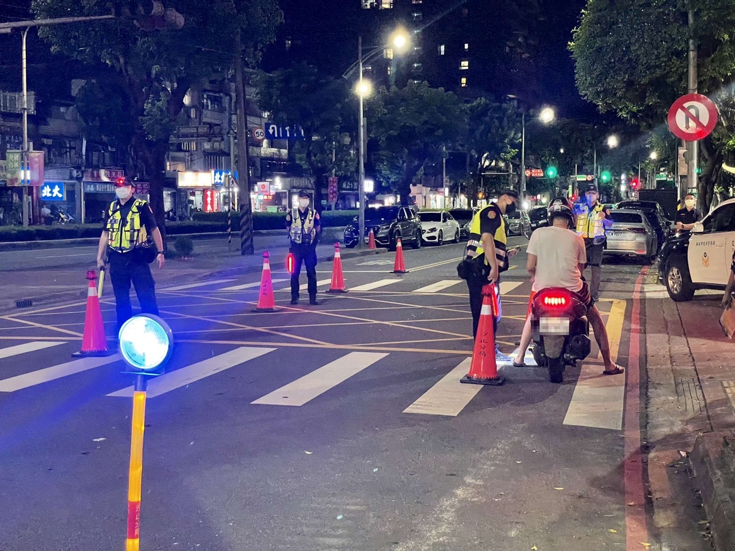 圖片說明:汐止警於暑假期間鎖定轄內青少年易聚集滋事、深夜逗留之處及入(出)轄交通要道執行擴大臨檢。(記者徐煜勝翻攝)