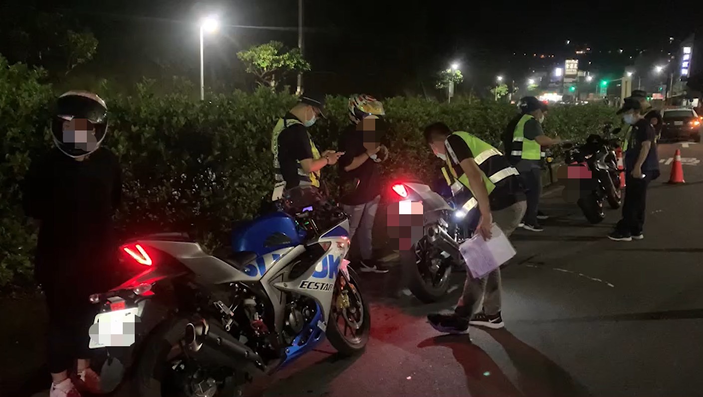 圖片說明:金山警規劃執行「環、警聯合稽查」,偕同新北市政府環保局針對危險駕車及改裝排氣管噪音車嚴格攔檢取締。(記者徐煜勝翻攝)