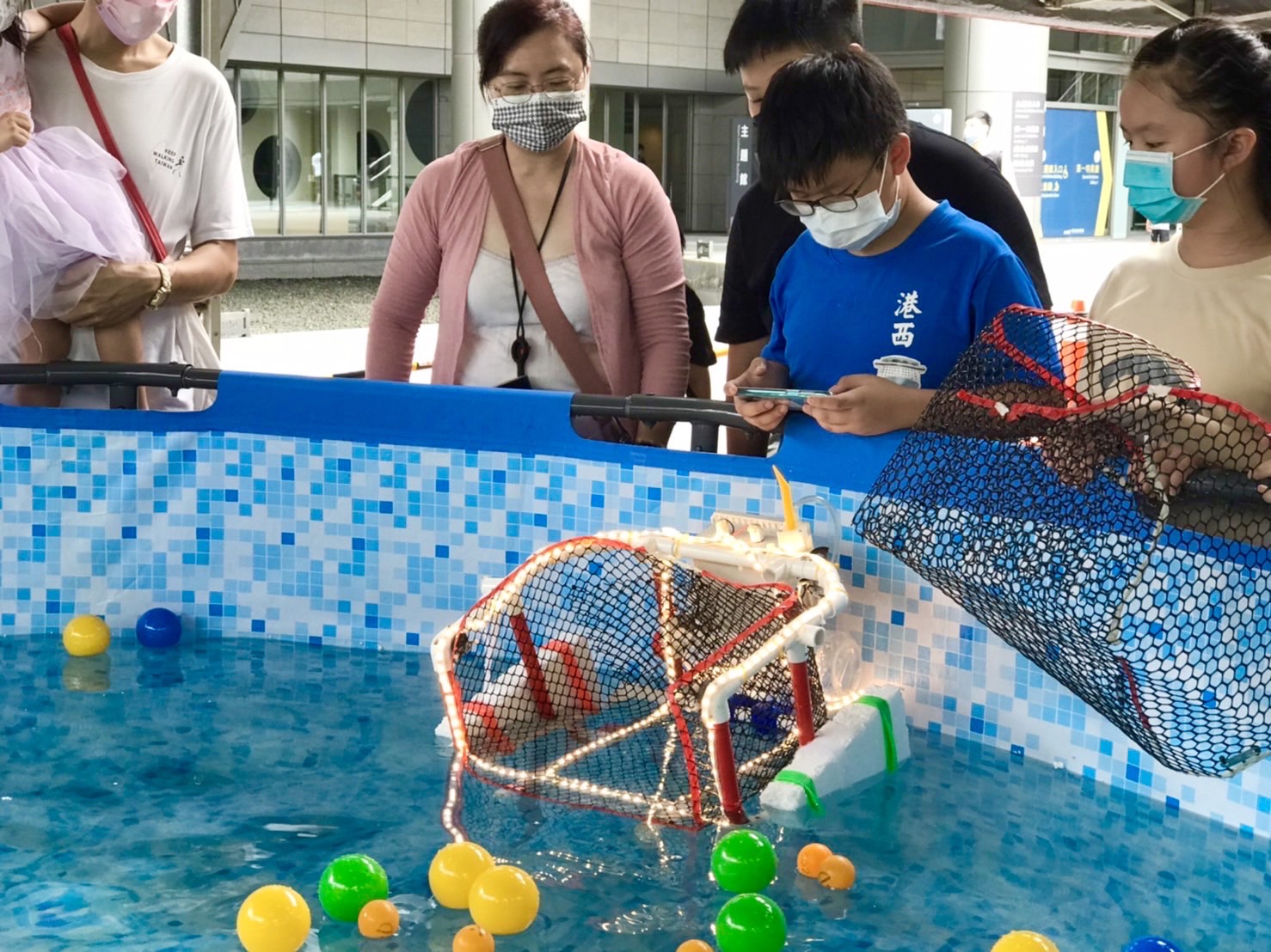 基隆市「海上吸塵器」遙控船競賽落幕,這三校撈最多獲金獎