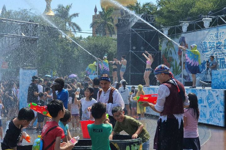 青春集合／暑假邀好友歡樂大戰 水陸樂園齊發轟炸水派對