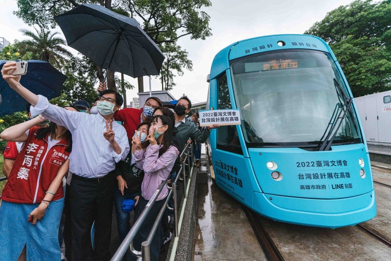 漾新聞|台灣文博在高雄啟動人氣貼圖IP「聊療號」輕軌彩繪列車正式療癒上路