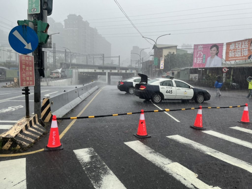 樹林分局發現地下道積水後,立即調派員警及義交至現場實施交通管制,以維護民眾往來的安全。