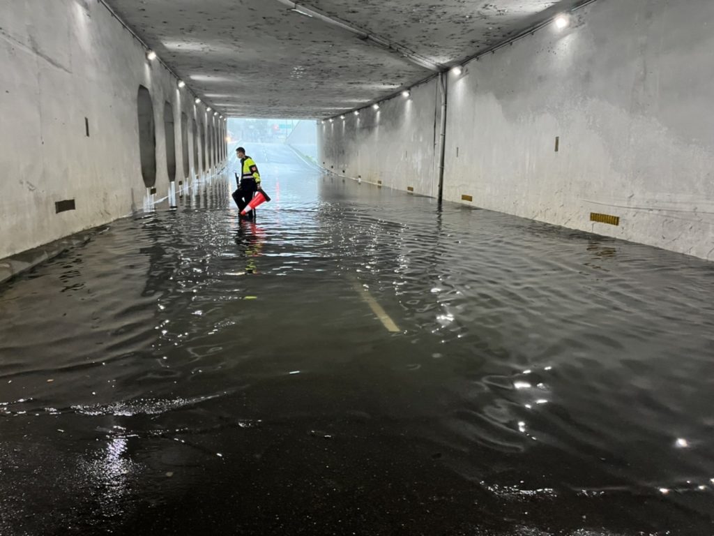樹林分局發現地下道積水後,立即調派員警及義交至現場實施交通管制,以維護民眾往來的安全。