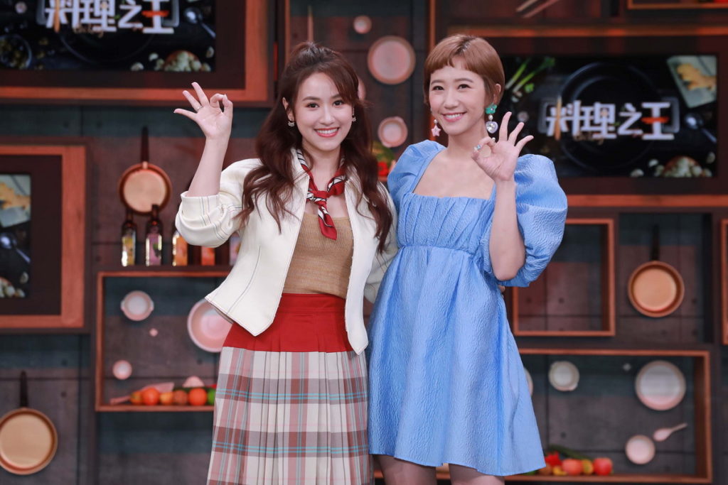 首次擔任飛行饕客的Lulu 黃路梓茵,與主持人Sandy吳姍儒攜手同台料理之王3(圖/料理之王3提供)