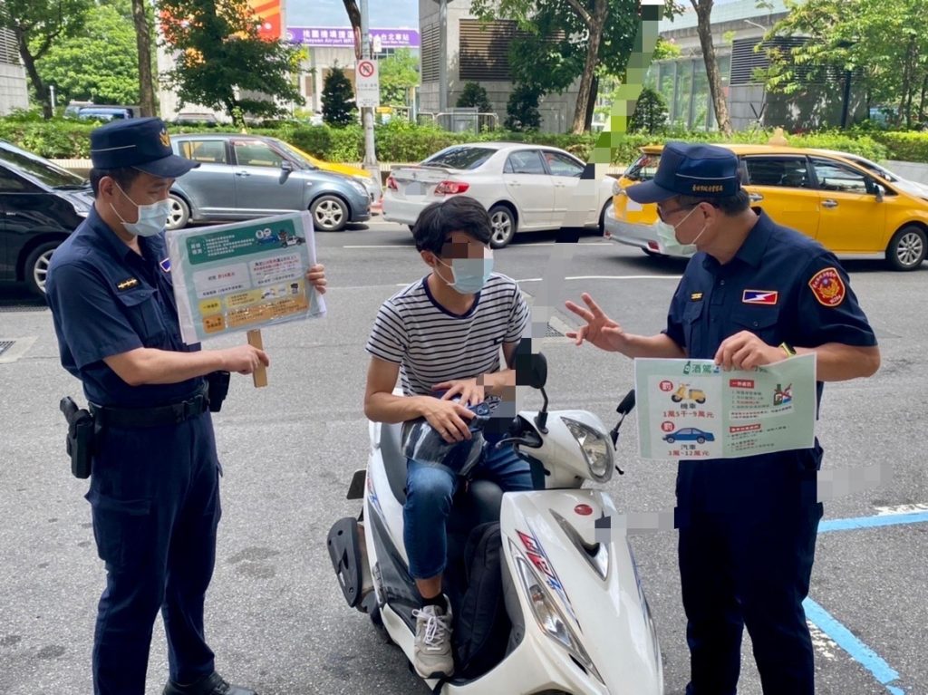 臺北市保安警察大隊中隊長吳文城、警員林景煌向民眾宣導，酒駕之車輛牌照將一律吊扣2年及連坐罰。