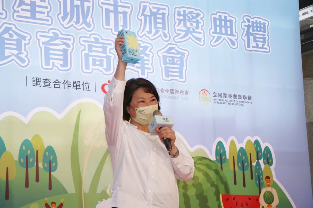 市長黃敏惠高舉幸福嘉義米